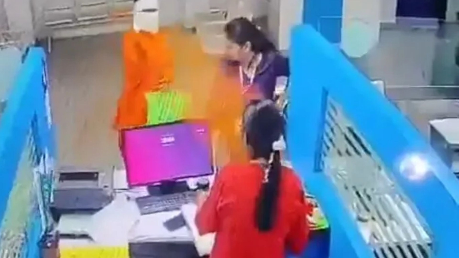 Moment bank robber throws chilli powder at staff before fleeing with handful of looted cash