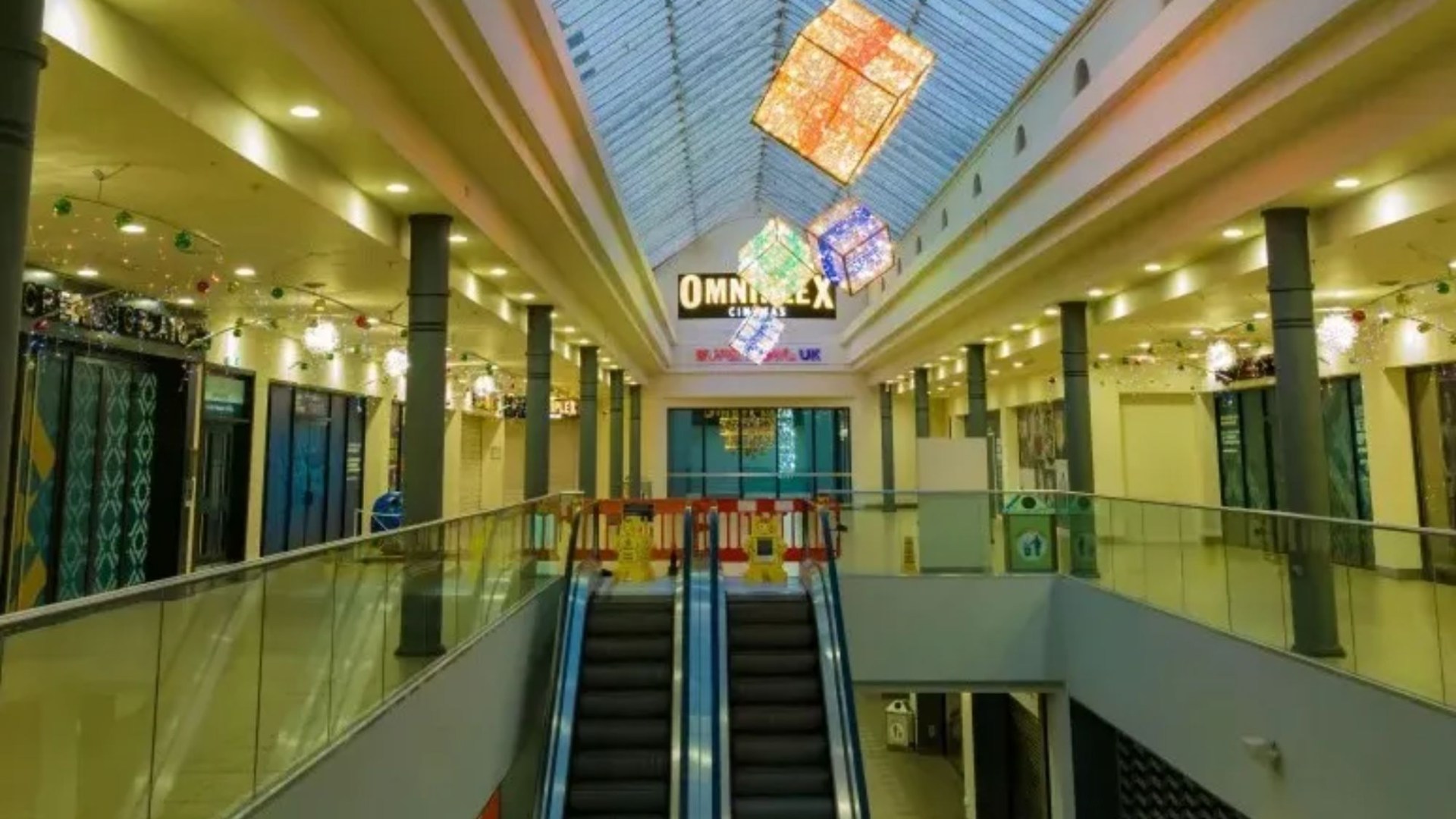 Mystery as major UK shopping centre is forced to CLOSE with apology taped to doors