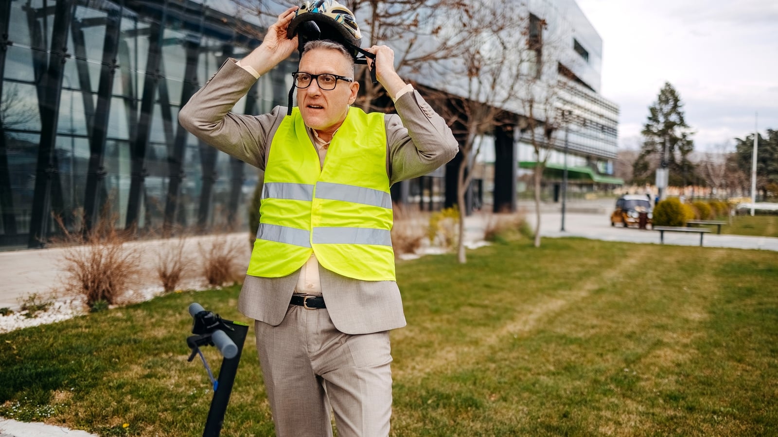 New helmet and high-vis e-scooter regulations in effect