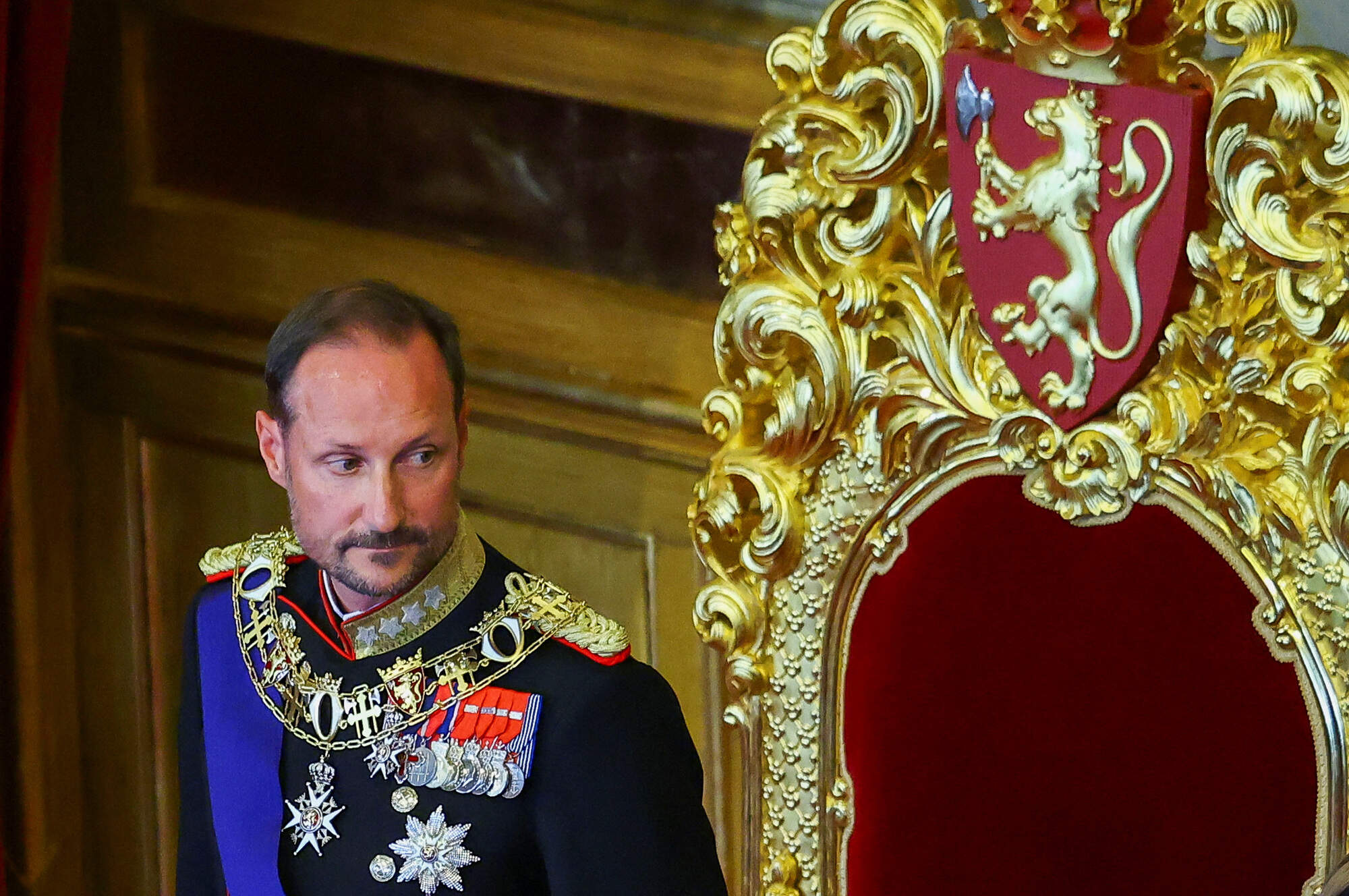 Norway’s new king pledges an oath of allegiance as his father lies in state