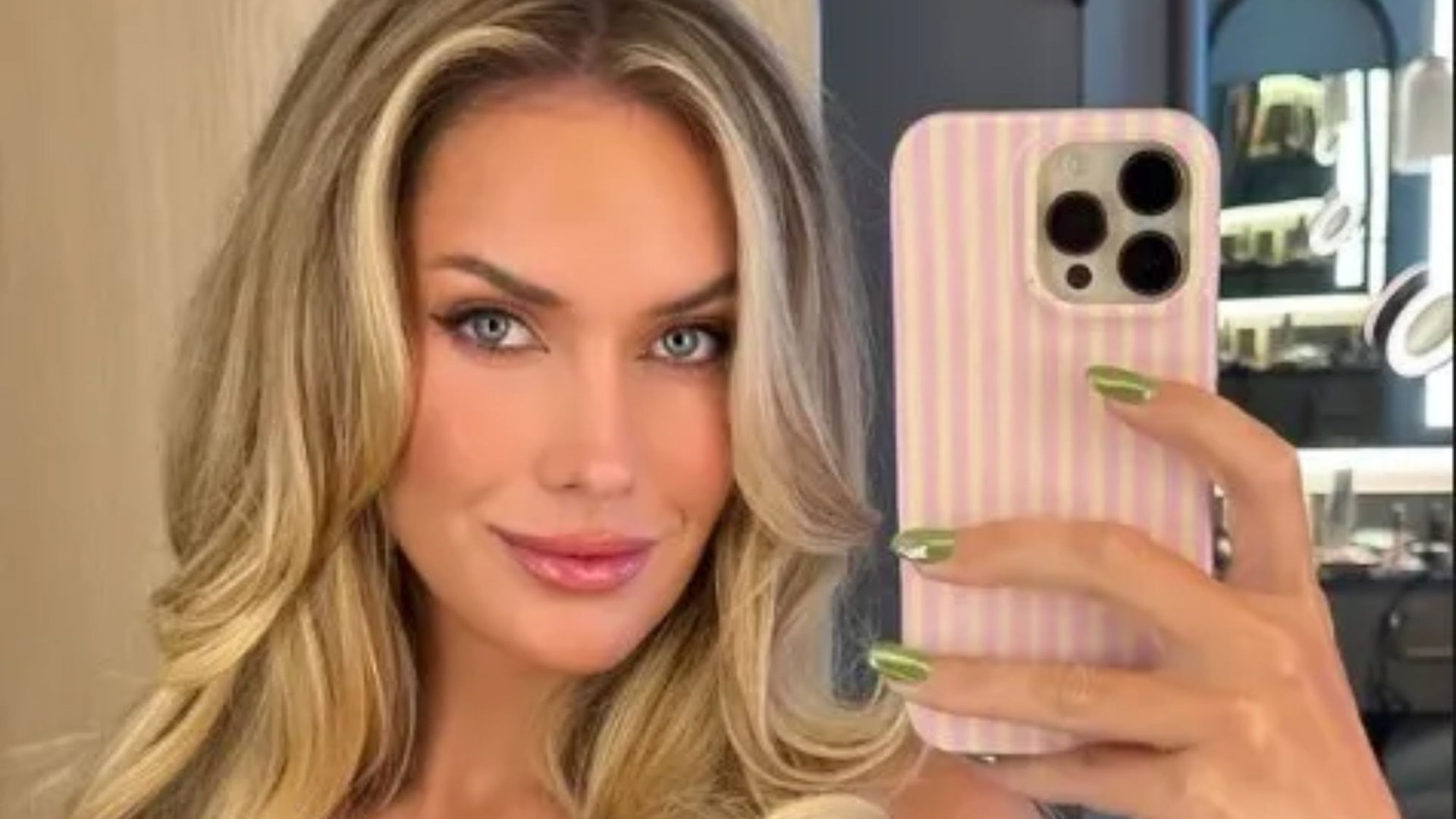 Paige Spiranac stuns with incredible busty mirror selfie after golf influencer reveals she ‘hooked up’ with women