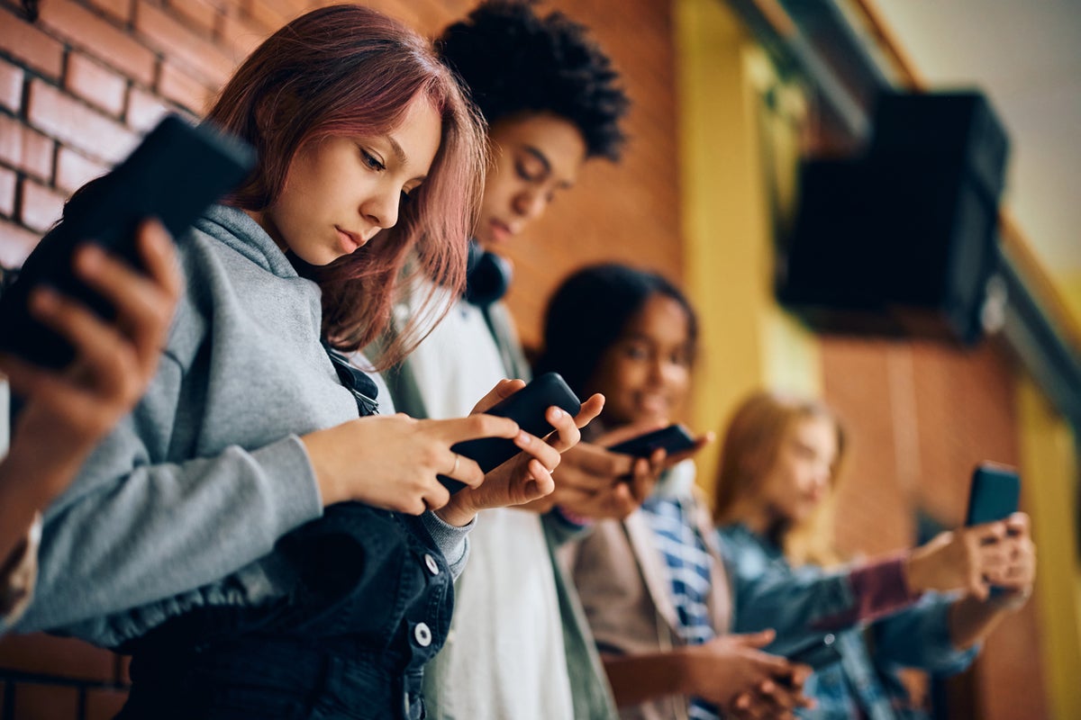 Parents delayed giving school pupils smartphones - it made their children and the overall group happier