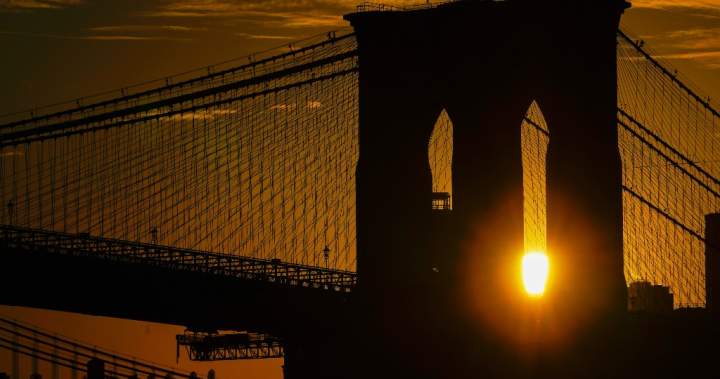 Police fatally shoot knife-wielding man on Brooklyn Bridge