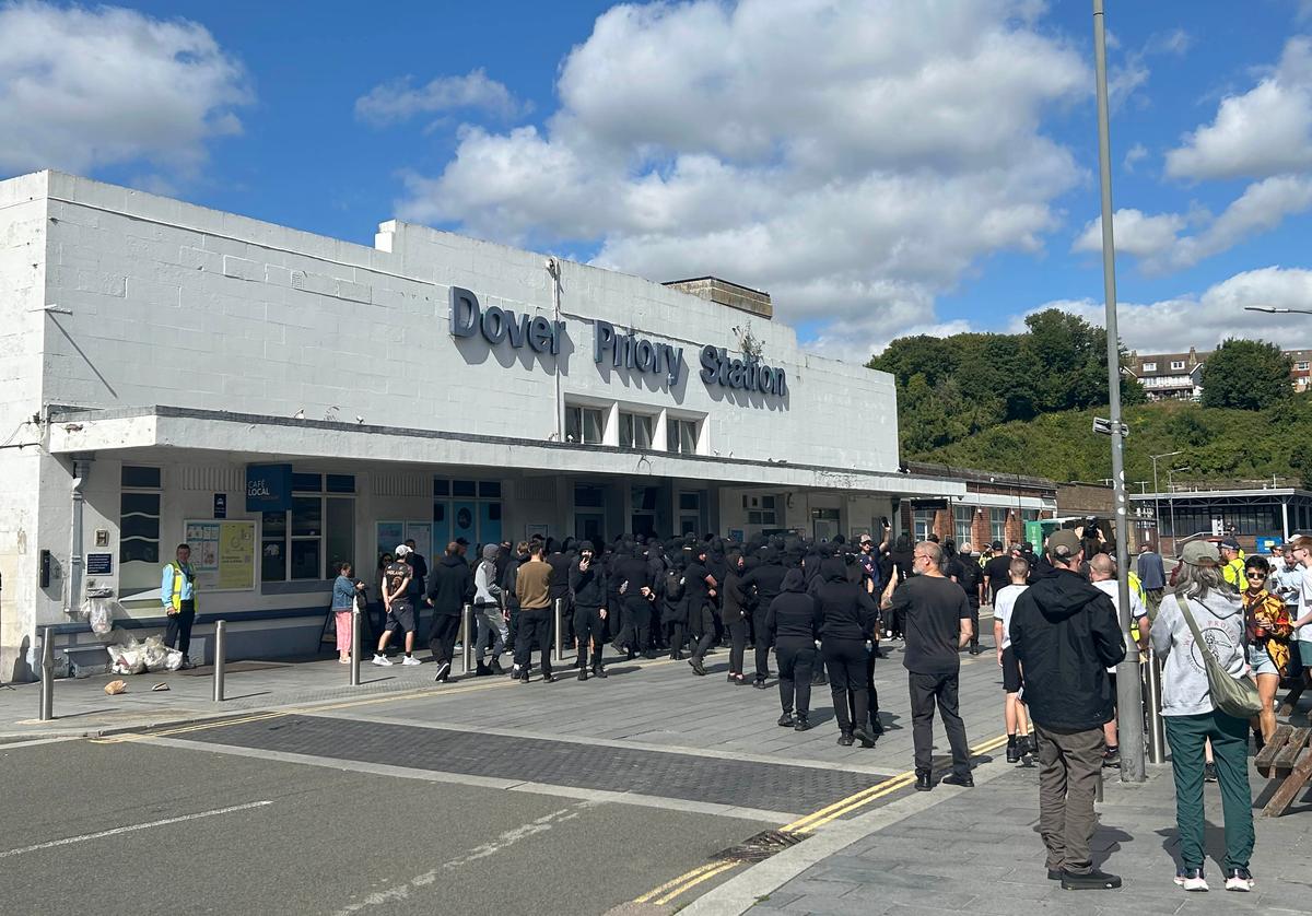 Police response to Dover anti-migrant protest to be scrutinised as MPs condemn masked men who blocked roads