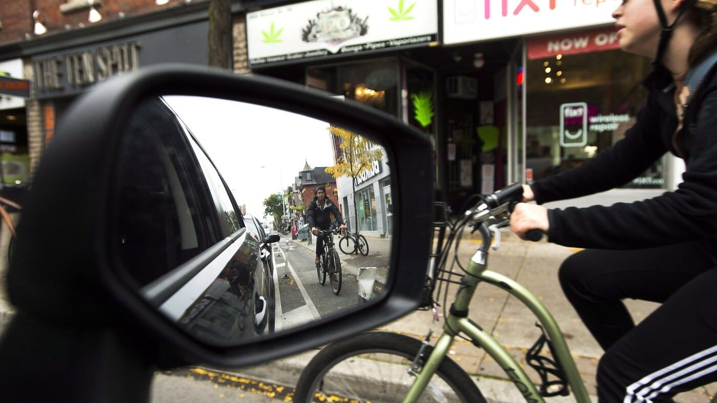 Province starts reversing Toronto bike lanes, beginning with Bloor Street West