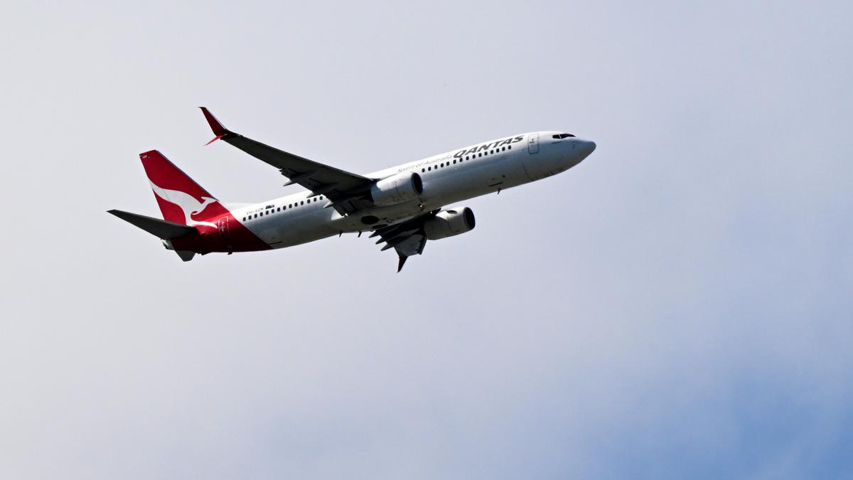 Qantas qf122: Queenstown to Sydney flight diverted over suspected engine issues