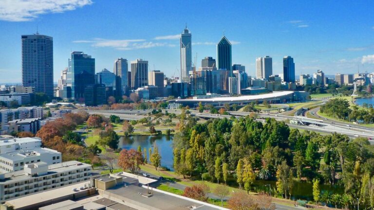 RBA interest rates: Ex-central bank official Jonathan Kearns reveals bleak outlook for rates and house prices