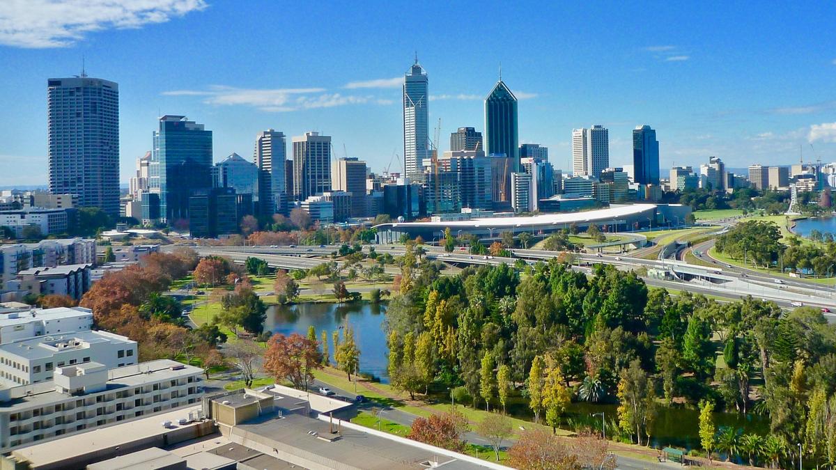 RBA interest rates: Ex-central bank official Jonathan Kearns reveals bleak outlook for rates and house prices