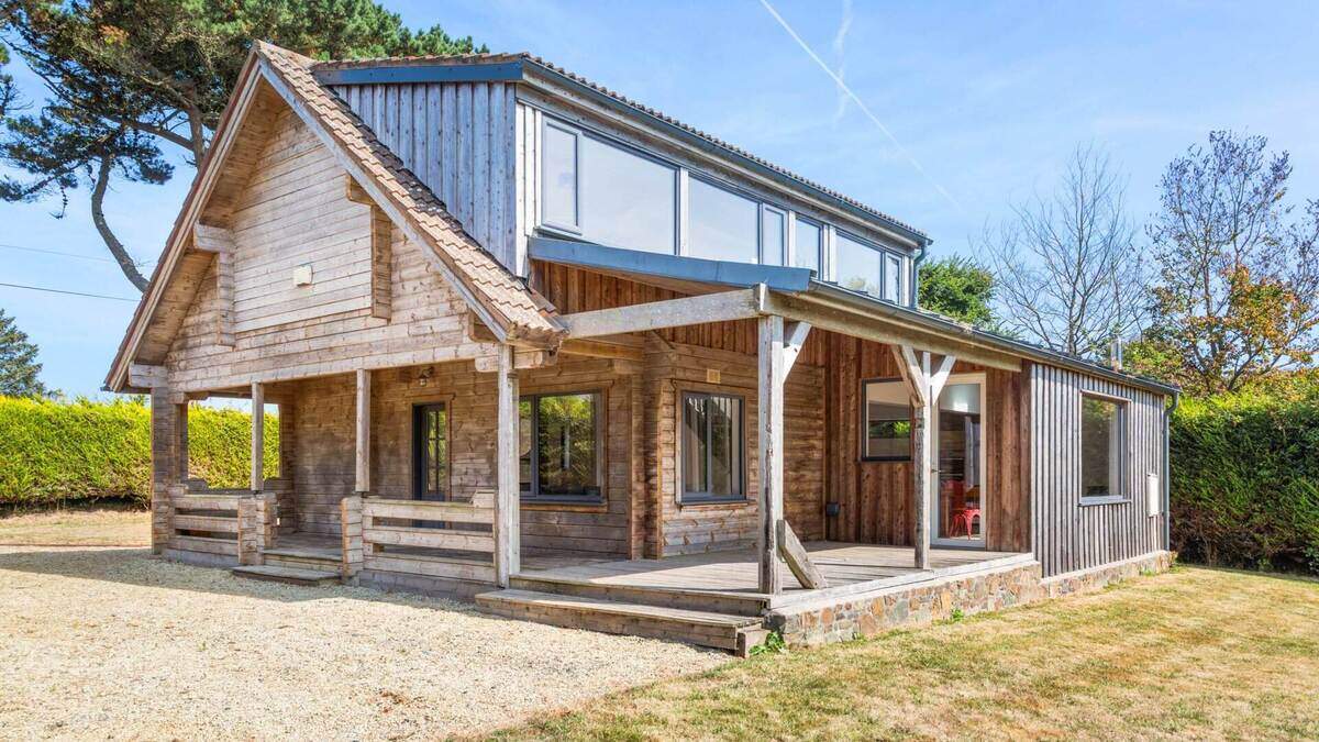 Refurbished 1990s lodge in Wexford with seaside charm is on the market for €405,000