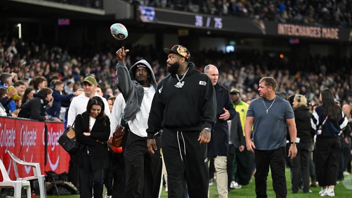 San Francisco 49ers arrive in Melbourne for NFL game