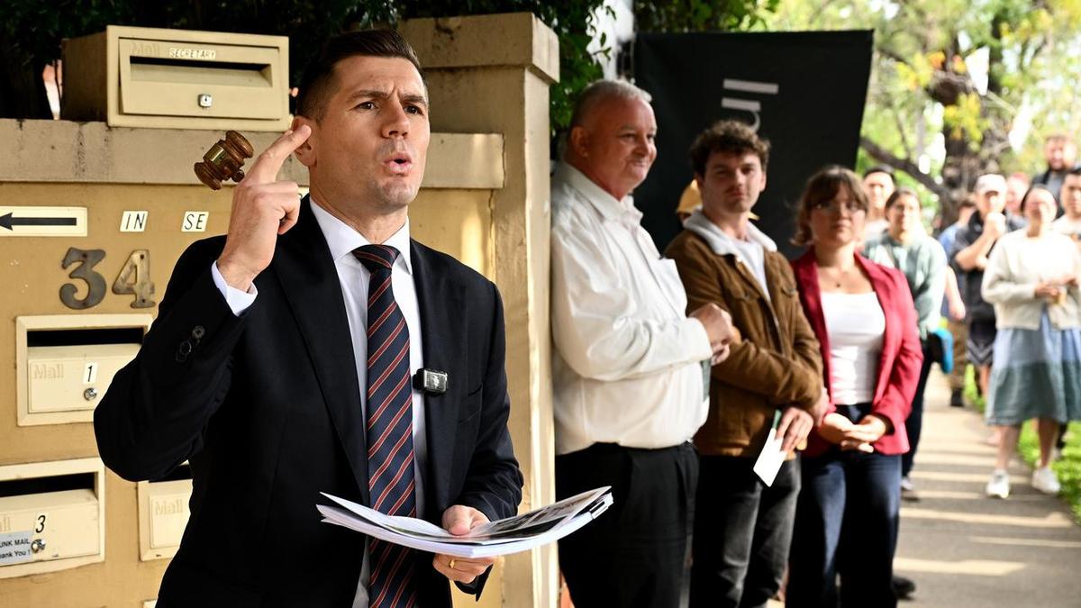 Sellers flee auctions as housing downturn deepens
