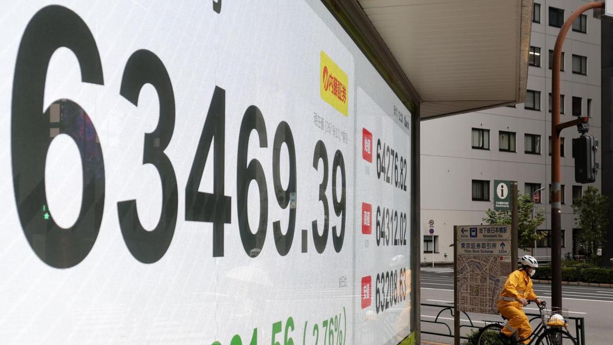 Shares slip in Asia as oil climbs, rate hikes loom