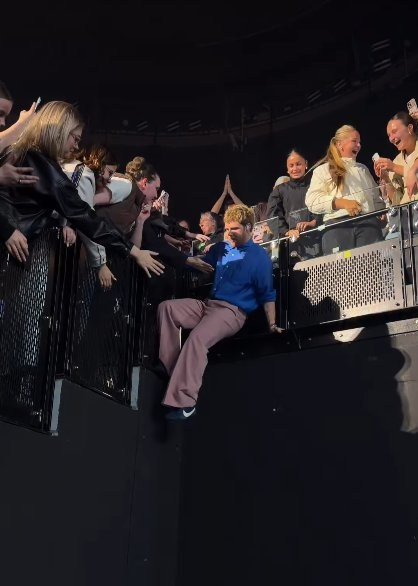 Singer Alex Warren shares brutal face-first tumble during concert