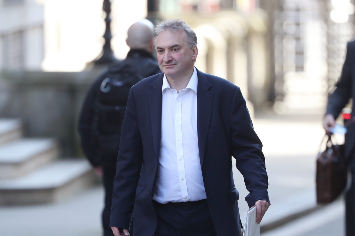 Starmer’s cabinet secretary handed record-breaking payout worth over £2,000 a day after being forced out