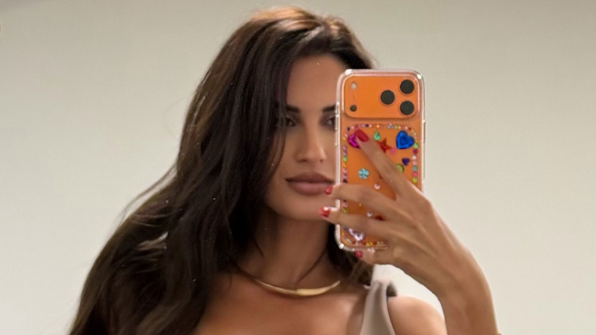 Stunning football Wag and presenter Eleonora Incardona delights fans as she wears incredible dress in sexy mirror selfie
