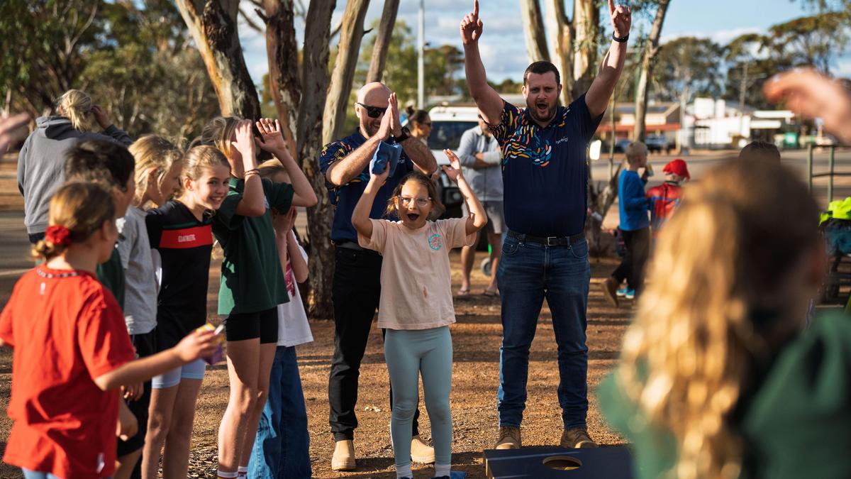 Synergy community event gives locals a close-up view of giant turbine blade at King Rocks wind farm near Hyden