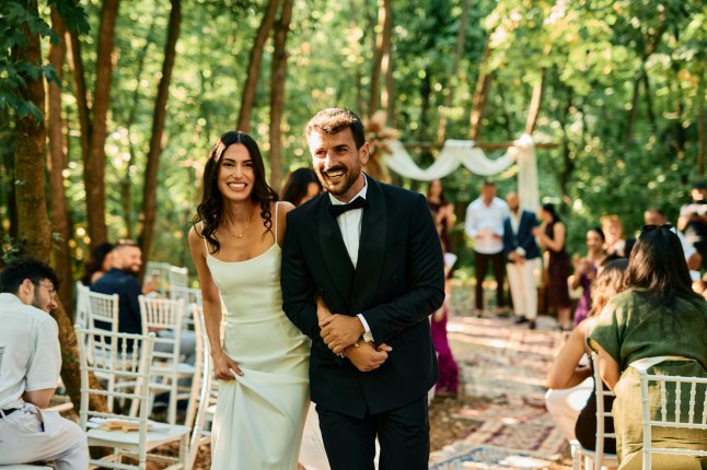 The ‘timeless’ wedding pose 2026 brides are obsessed with right now