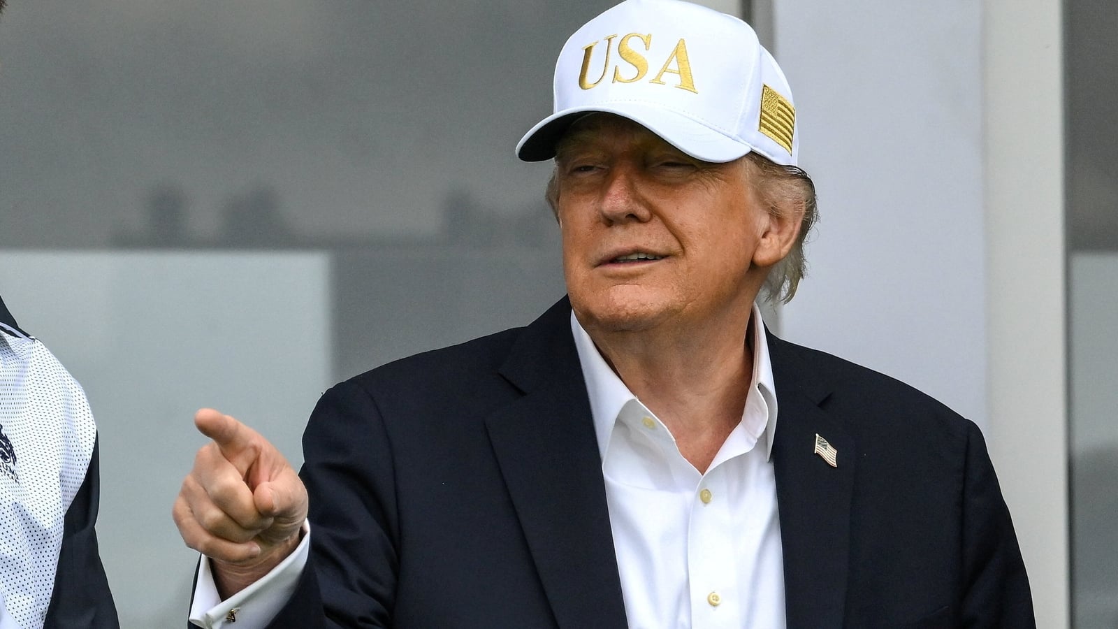 Trump to attend final round of Irish Open, meet Martin