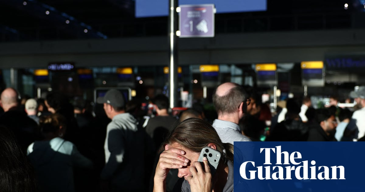 UK air traffic control problem strands hundreds of thousands of passengers