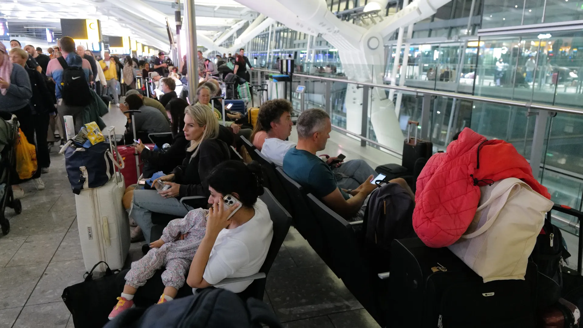UK airports face second day of chaos after 1,300 flights grounded & passengers ‘trapped’ over air traffic control outage