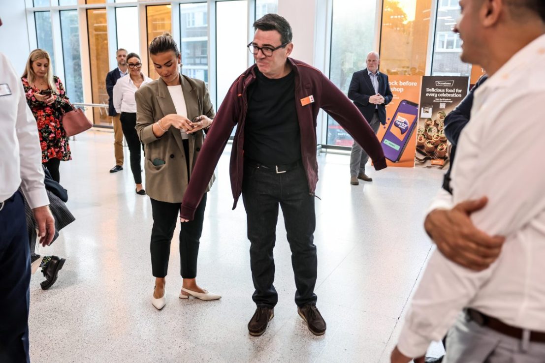 UK jobs seekers rise despite recovery in permanent hiring