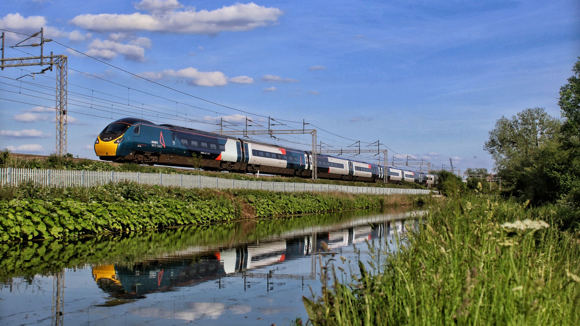UK’s busiest long-distance train line cuts back HUNDREDS of journeys before & after Christmas to ‘save taxpayers money’