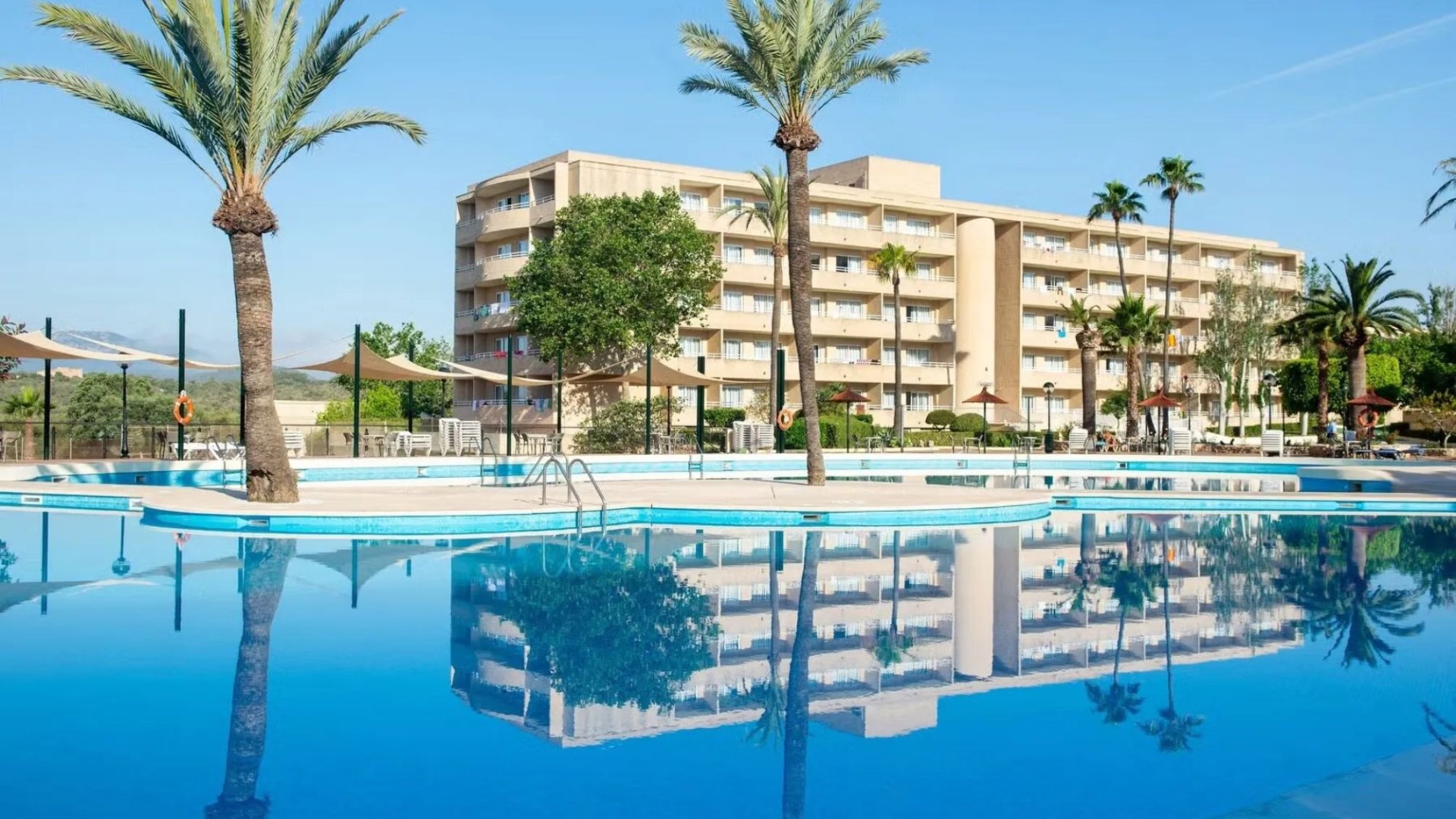 UNBELIEVABLE last minute Loveholidays deals – including 5* Greek island stays and waterpark hotels from £129pp