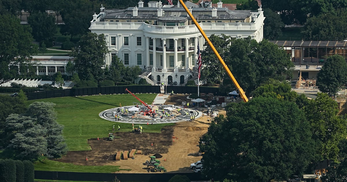 US supreme court allows Donald Trump to carry on building $400m White House ballroom