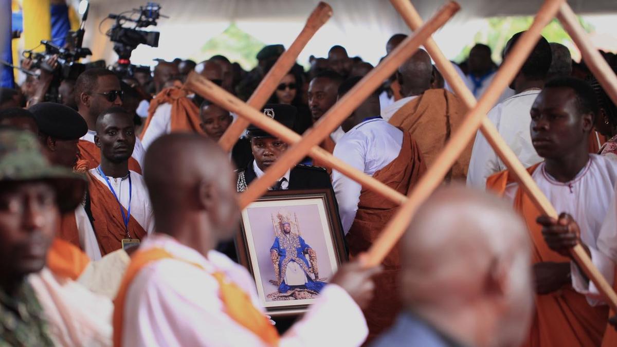 Uganda buries ex-boy-king, succession battle begins