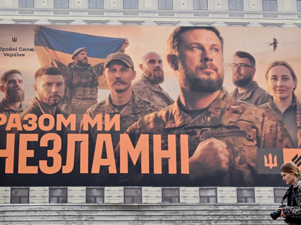 Ukraine launches offensive against Russia near key town