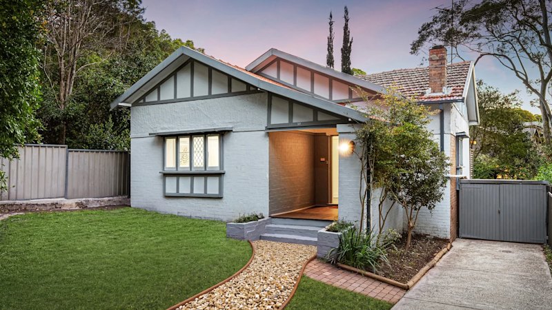 Vendors cut price hopes to sell $2,382,000 Lane Cove North house