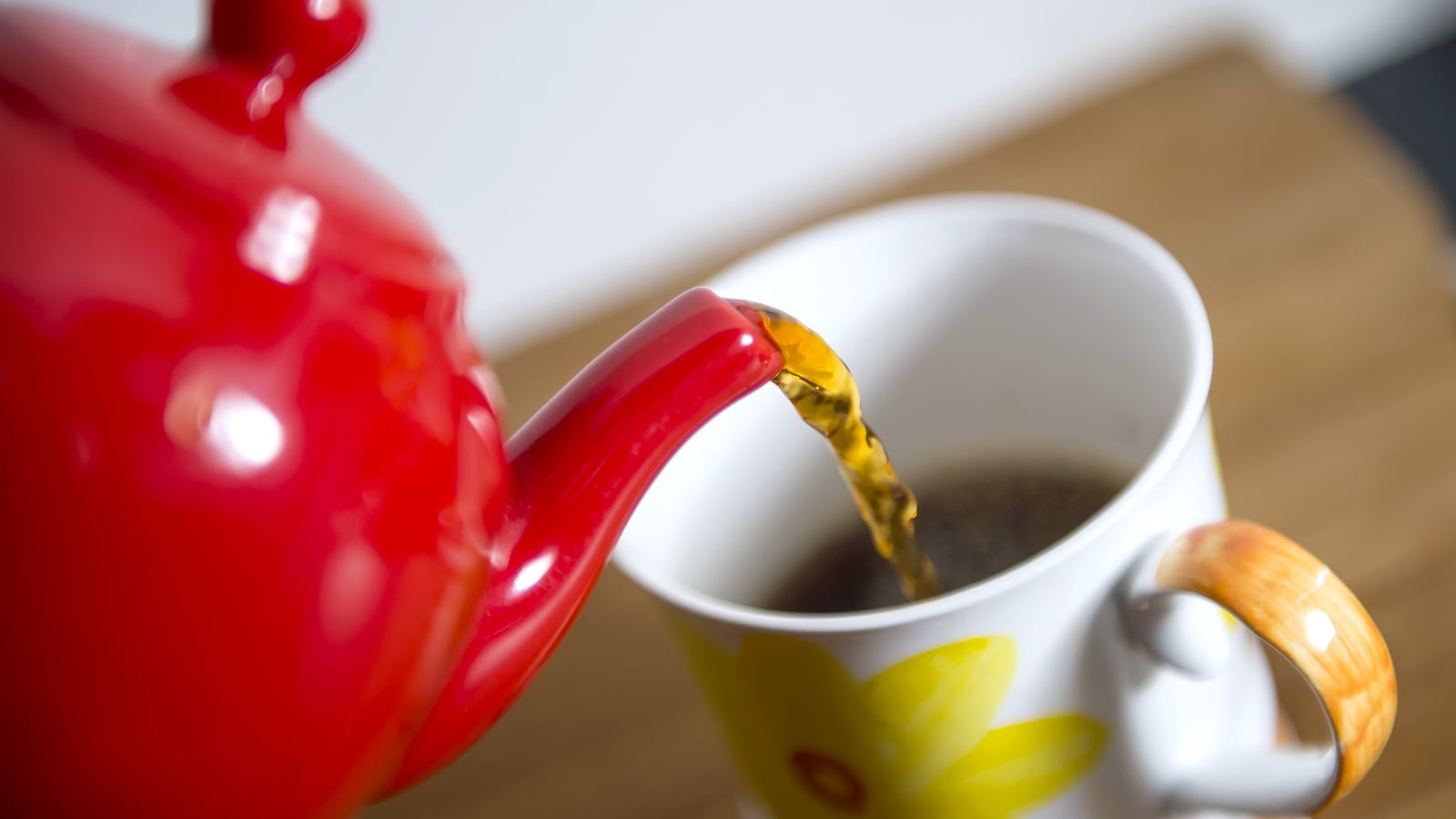 Very hot drinks raise risk of oesophageal cancer - study