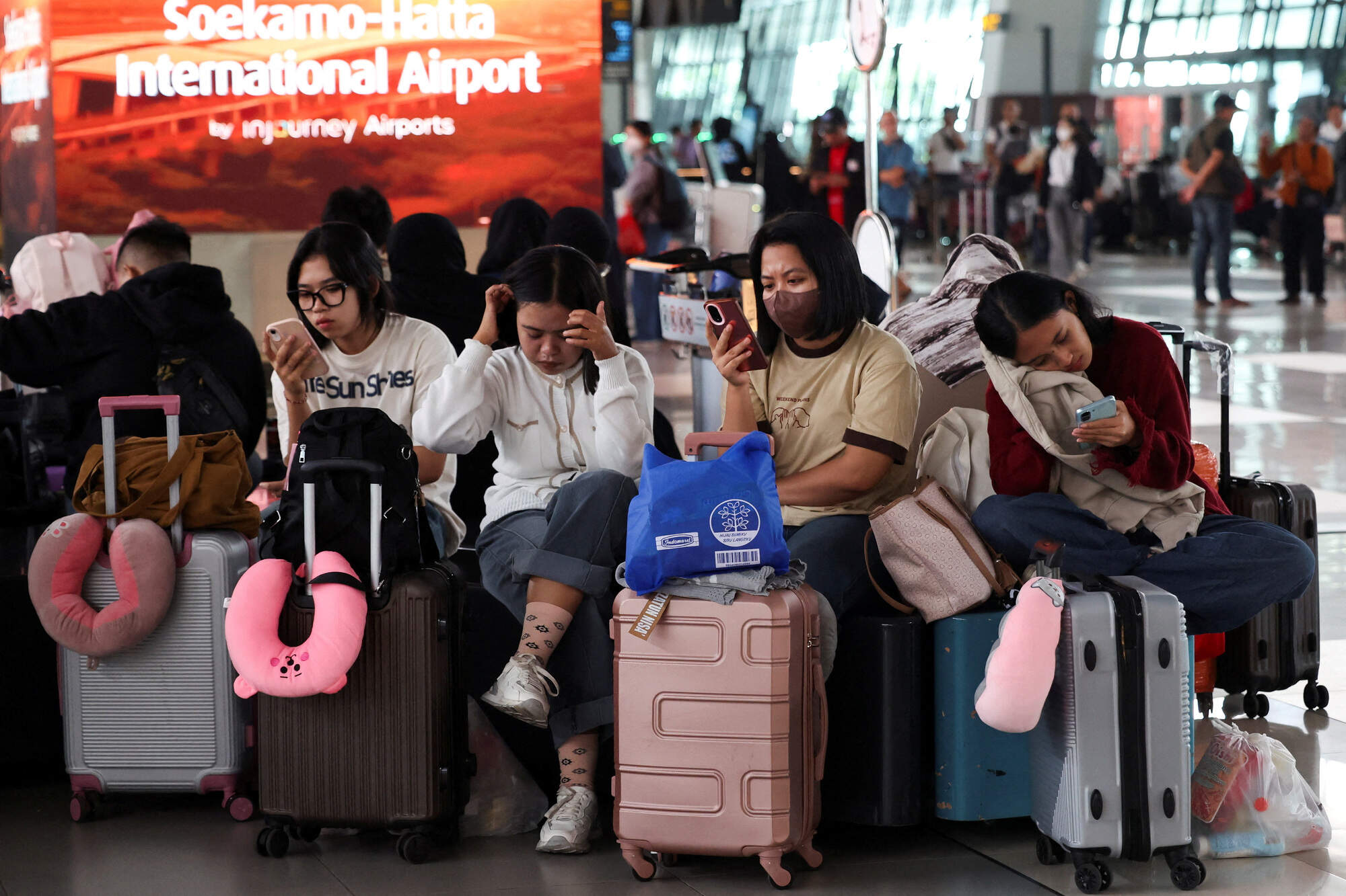 Volcanic eruption halts flights and leaves air passengers stranded in Indonesia