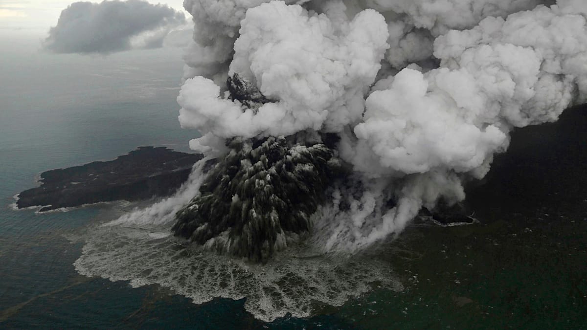 Volcano in Indonesia erupts, canceling hundreds of flights and stranding thousands