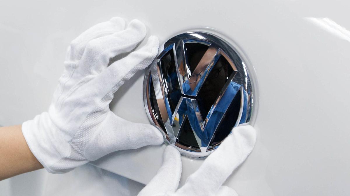 Volkswagen to press on with German plant closures - report
