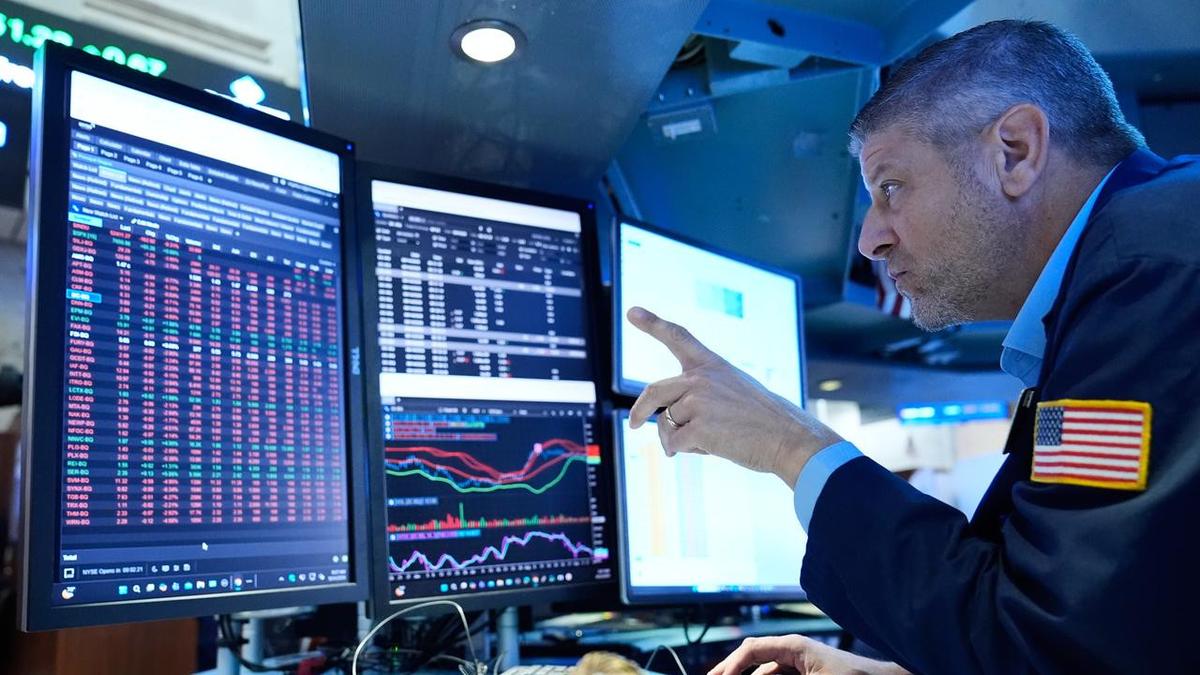 Wall St wobbles as oil, Treasury yields stoke unease