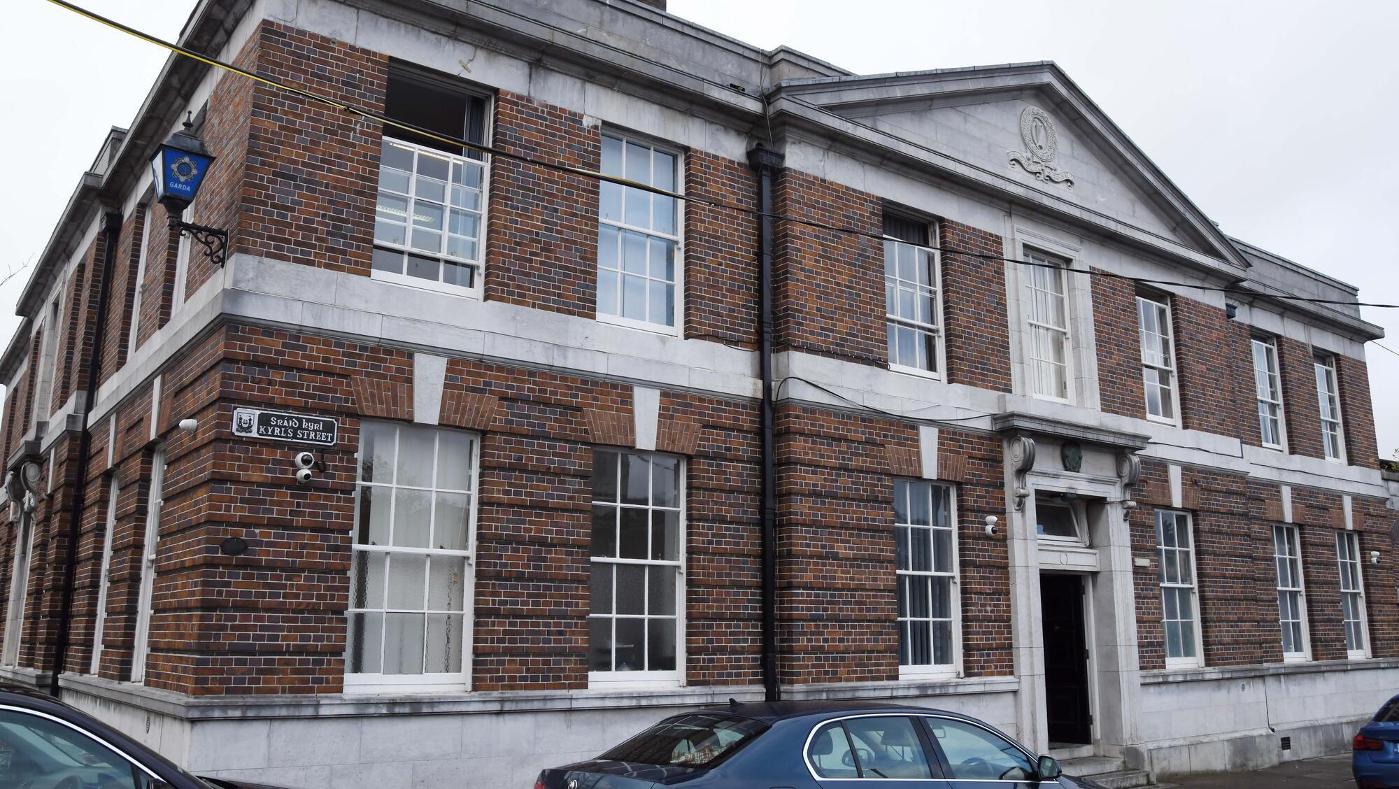 Young Cork man flees custody as he is being brought to court